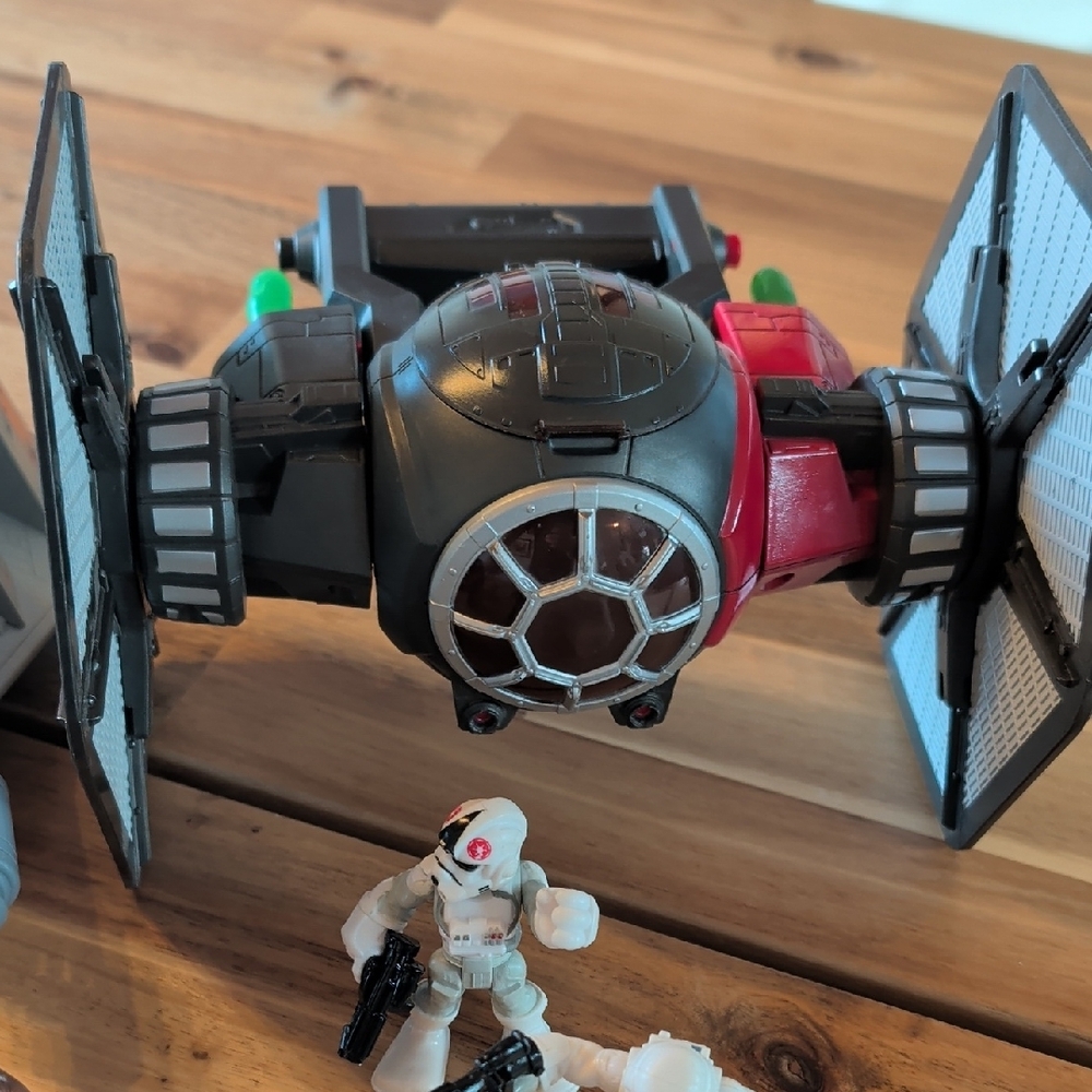 Star Wars "Galactic Heroes" Adventure Playset with Figures and Vehicles - Picture 5 of 7